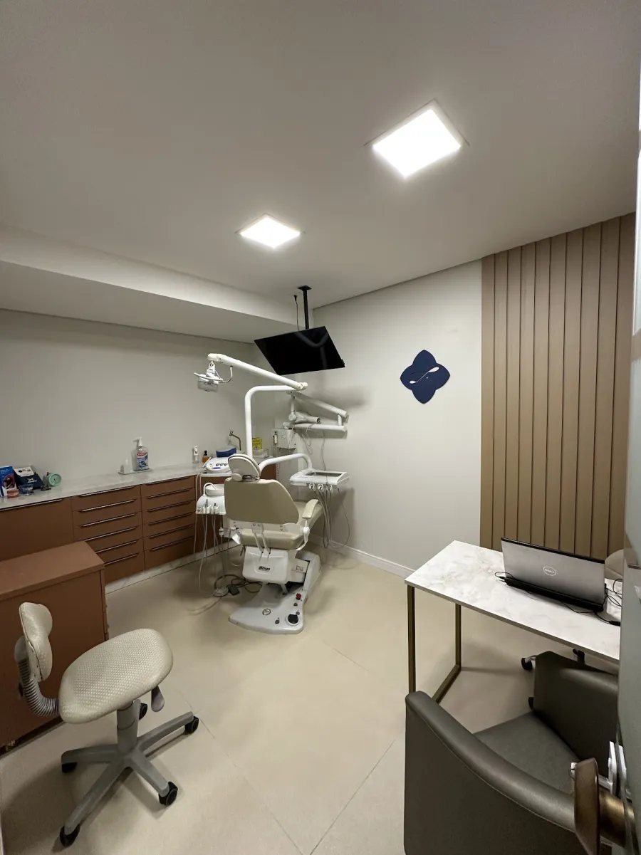 Consultório odontológico da clínica, amplo e iluminado